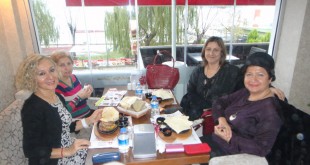 Kafede pencere kenarındaki masada oturan dört kadın