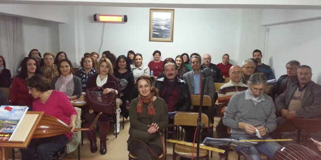 Sanat kursunda sıralarda oturan bir grup öğrenci