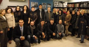 Sergi açılışında kitaplığın önünde toplanan kalabalık katılımcı grubu