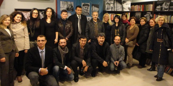 Sergi açılışında kitaplığın önünde toplanan kalabalık katılımcı grubu