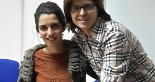 Sınıfta yan yana yakın plan poz veren iki kadın