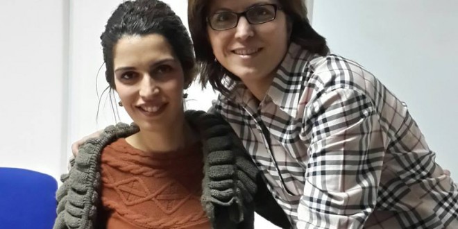Sınıfta yan yana yakın plan poz veren iki kadın