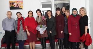 İşaret dili kursunda toplu halde poz veren bir grup