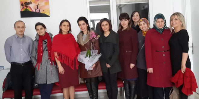 İşaret dili kursunda toplu halde poz veren bir grup