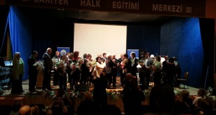 Halk eğitim merkezi sahnesinde konser sonrası çiçek alan sanatçılar