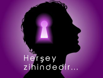 Baş silueti içinde anahtar deliği olan mor renkli Herşey zihindedir afişi