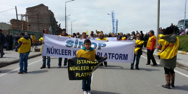 Yolda Sinop nükleer karşıtı platform pankartıyla yürüyen kalabalık