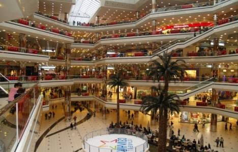Çok katlı ve palmiyelerle süslü büyük alışveriş merkezinin iç görünümü