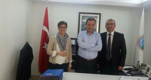 Ofis toplantısında bir araya gelen üç kişi