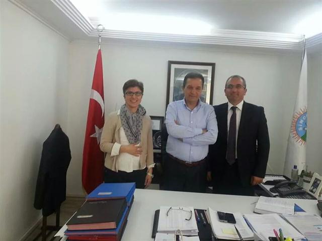 Ofis toplantısında bir araya gelen üç kişi