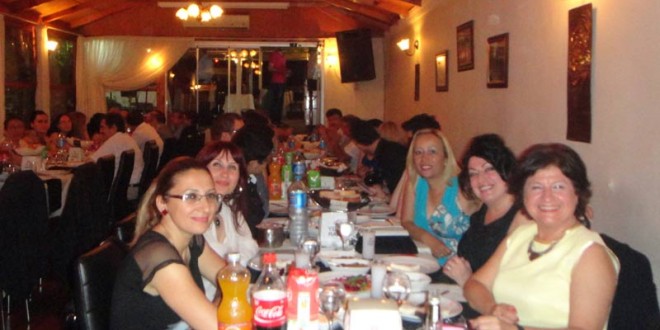 Restoranda uzun masada bir araya gelen kalabalık grup