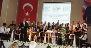 Sinop Belediyesi Konservatuvarı bahar konserinde sahnede koro topluluğu