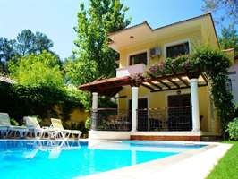 Havuzlu ve bahçeli iki katlı müstakil villa
