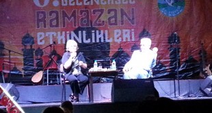 Ramazan etkinliklerinde sahnede oturan iki sanatçı