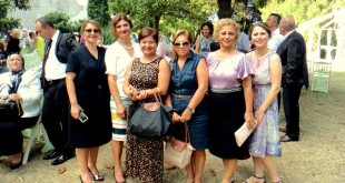 Otel bahçesinde toplu poz veren kadınlar grubu