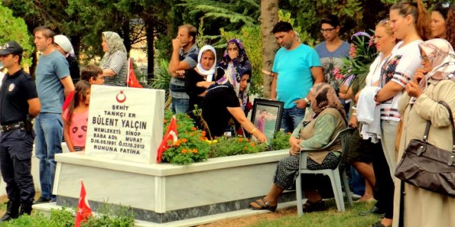 Şehit mezarı önünde toplanan kalabalık