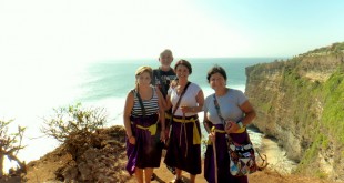Uluwatu'daki uçurumun kenarında poz veren üç kadın