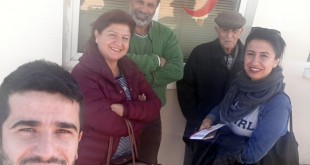 Dışarıda bir arada poz veren dört kişi