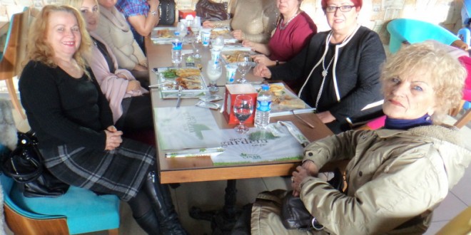 Restoran masasında oturan kadınlar grubu görülüyor