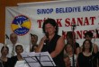 Sinop Belediyesi Konservatuvarı konserinde şarkı söyleyen kadın