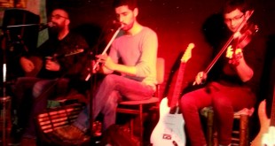 Kahveci Baba Cafe'de sahnede canlı müzik grubu performans veriyor