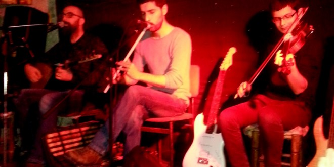 Kahveci Baba Cafe'de sahnede canlı müzik grubu performans veriyor