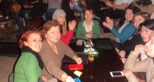 Kahveci Baba Cafe'de müzisyenlerin önünde kadınlar selfie çekiyor