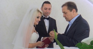 Nikah töreninde gelin ve damat resmi belgeyi imzalıyor