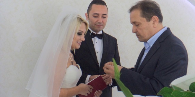 Nikah töreninde gelin ve damat resmi belgeyi imzalıyor