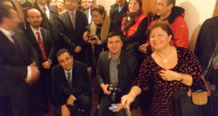 SİFAD portre sergisi açılışında kalabalık grup selfie çekiyor
