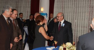 Vergi Haftası kutlamasında bir kadın ve erkek tokalaşıyor