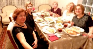 Aile yemeğinde masadaki kadınlar selfie çekiyor