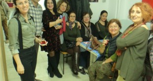 Sinop Belediye Konservatuvarı'nda odada kalabalık grup poz veriyor