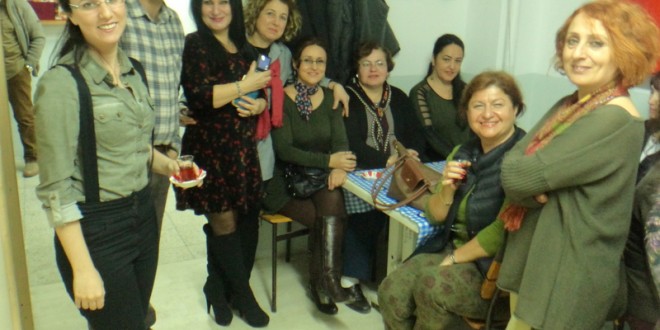 Sinop Belediye Konservatuvarı'nda odada kalabalık grup poz veriyor
