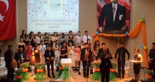 Gençlik ve Çocuk Korosu sahnede toplu halde konser veriyor