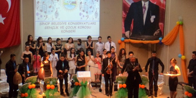Gençlik ve Çocuk Korosu sahnede toplu halde konser veriyor