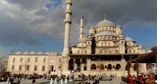 İstanbul Yeni Camii'nin dışarıdan genel görünümü