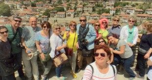 Safranbolu gezisinde tepeden şehir manzarası önünde çekilen grup fotoğrafı
