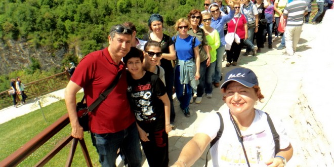 Kristal Teras gezi parkurunda sıra olmuş kalabalık turist grubu