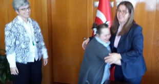 Makam odasında engelli bir kadına sarılan iki kadın