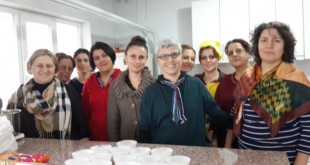 Pasta kursunda mutfak tezgahı önünde toplanan kadınlar grubu