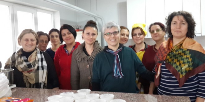 Pasta kursunda mutfak tezgahı önünde toplanan kadınlar grubu