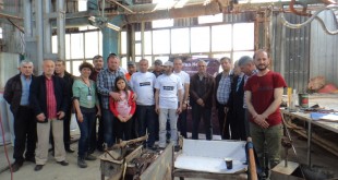 Sinopale etkinliğinde fabrika içinde duran bir grup