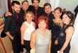 Gece etkinliğinde iç mekânda çekilen kalabalık grup fotoğrafı