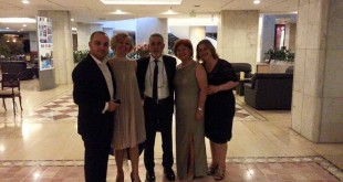 Kervansaray Termal Otel lobisinde şık giyimli beş kişilik grup