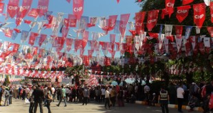 Sinop sokağında kırmızı bayraklar altında toplanan kalabalık