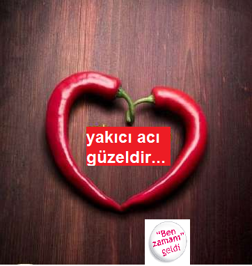Kalp şeklinde acı biberler ve üzerinde yakıcı acı güzeldir yazısı