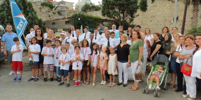 Yelken kulübü önünde çocuklu kalabalık grup fotoğrafı