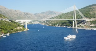 Dubrovnik'teki asma köprü ve altından geçen bir tekne.