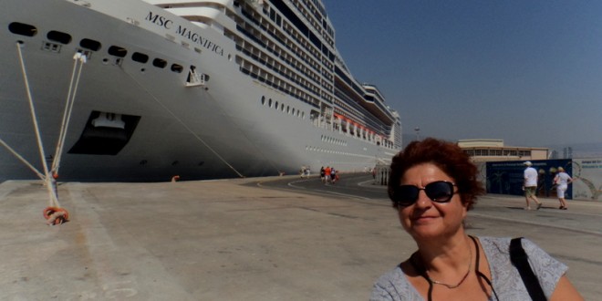 Limanda demirli MSC Magnifica gemisinin önünde duran bir kadın.